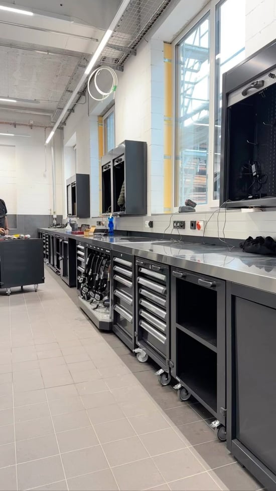 banco da lavoro con cassetti