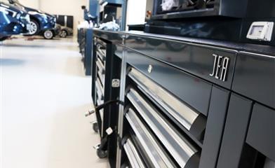 Crea i tuoi sistemi di armadi per officina con gli arredi modulari