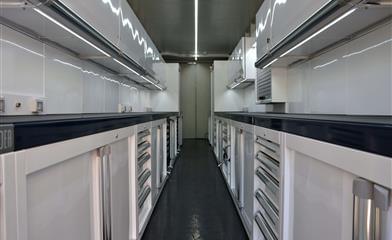 Un’altra sfida vinta per DEA: arredi per officina in un container