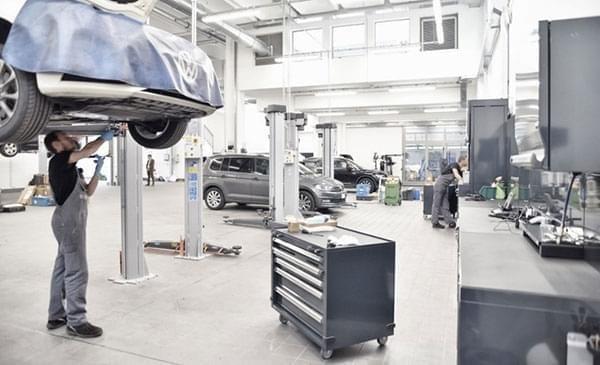 Carrelli da officina: il supporto necessario per una produttività maggiore