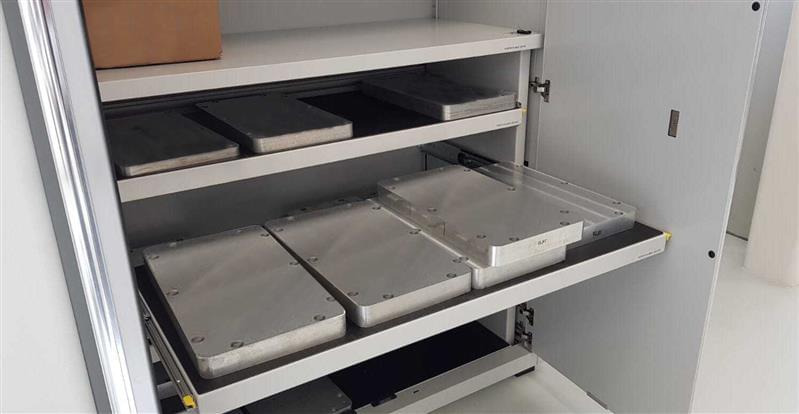 Industrial storage cabinets: ideal for warehouses, laboratories and production areas 